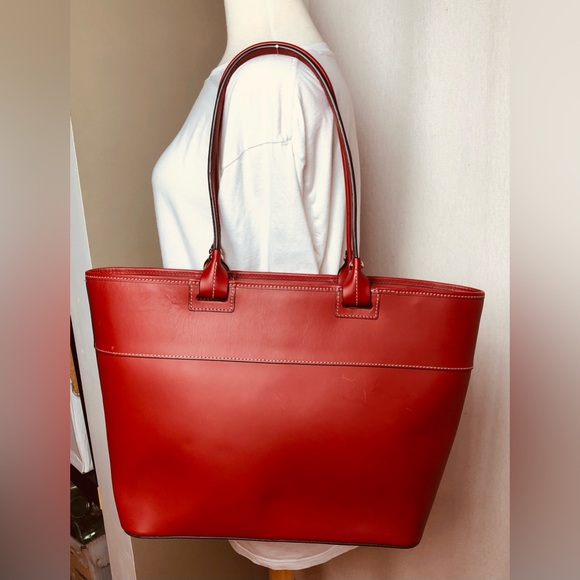 DOONEY & BOURKE BEACON SMOOTH LEATHER LARGE ZIP TOTE RED BAG EUC J17038834 $268 - Picture 2 of 16
